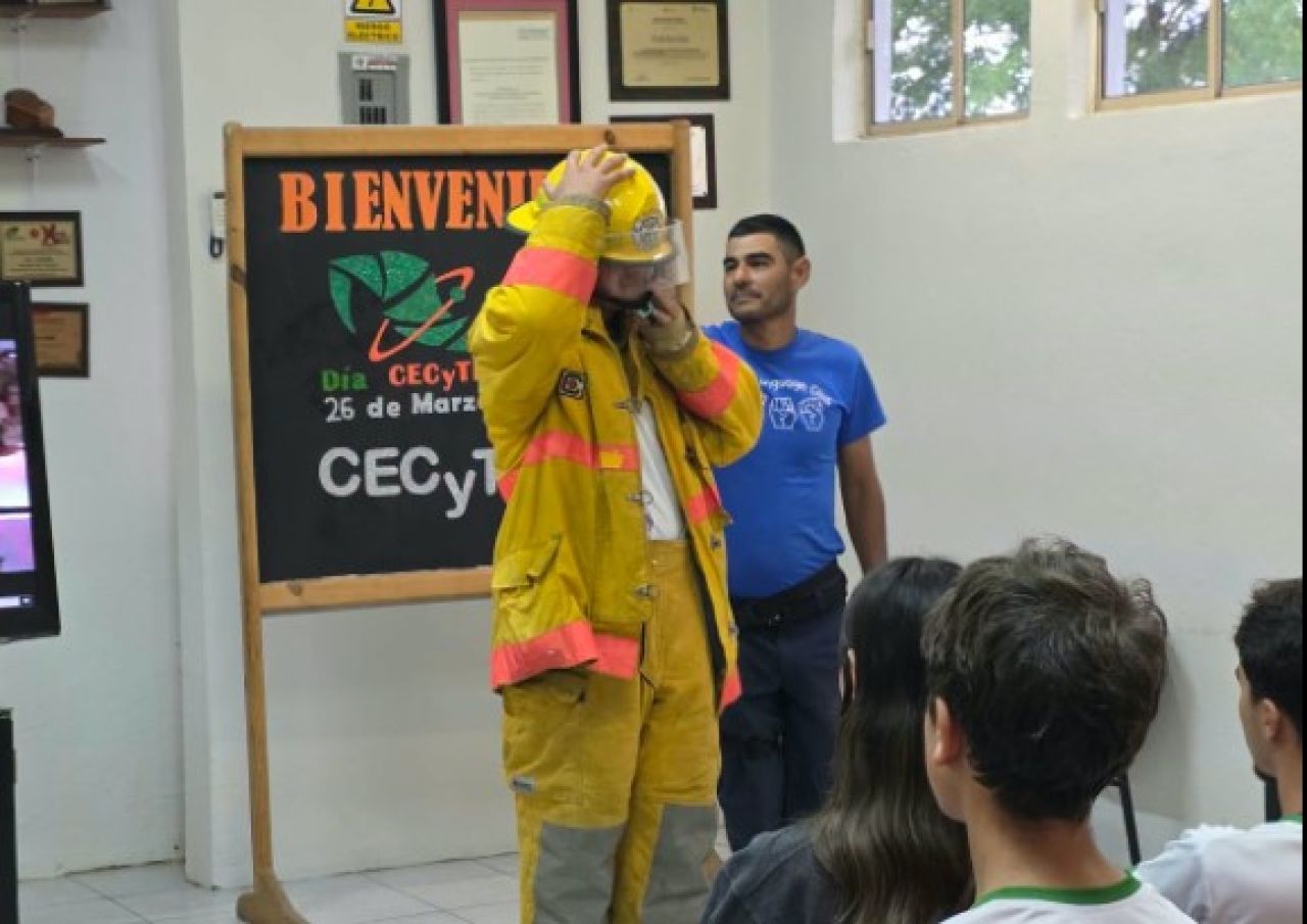 CECyT 10 fortalece la cultura de prevención con capacitación sobre el uso de extintores